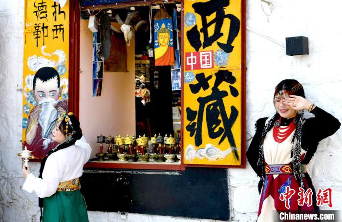 4月17日，游客身著藏式元素服裝在拉薩八廓街拍照留念?！±盍?攝