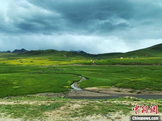 自2005年啟動三江源生態(tài)保護和建設(shè)工程以來，果洛州共治理黑土灘315.11萬畝，使果洛州生態(tài)環(huán)境15年來得到明顯好轉(zhuǎn)。　孫睿 攝