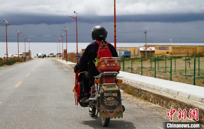 圖為白瑪從家中前往湖邊巡邏?！≮w朗 攝