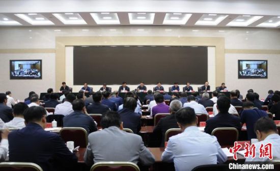 圖為青海省生態(tài)環(huán)境保護警示教育大會現(xiàn)場?！?zhí)砀！z 　　