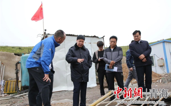 圖為黃南州有關(guān)領(lǐng)導(dǎo)現(xiàn)場踏勘、督導(dǎo)生態(tài)環(huán)保責(zé)任落實情況現(xiàn)場。黃宣攝