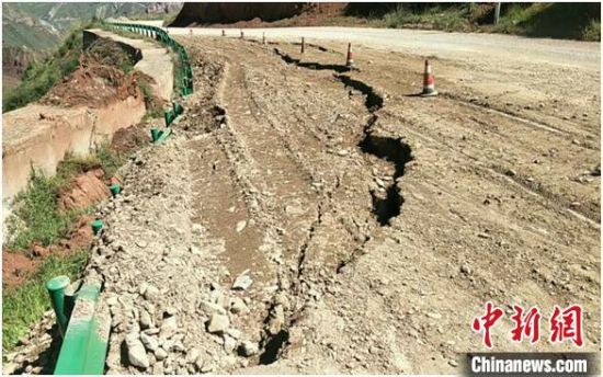 圖為發(fā)生路基下沉滑移險情的路段。果洛公路總段供圖