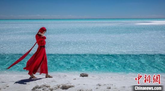 圖為地處柴達木盆地的東臺吉乃爾湖?！∧獑⒚鳌z