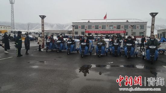 圖為環(huán)衛(wèi)設(shè)施集中發(fā)放儀式現(xiàn)場。甘恩超 攝