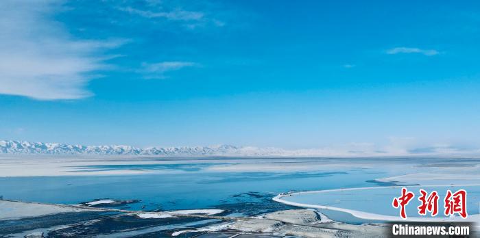 圖為冬季茶卡天空壹號(hào)景區(qū)?！±罱瓕?攝