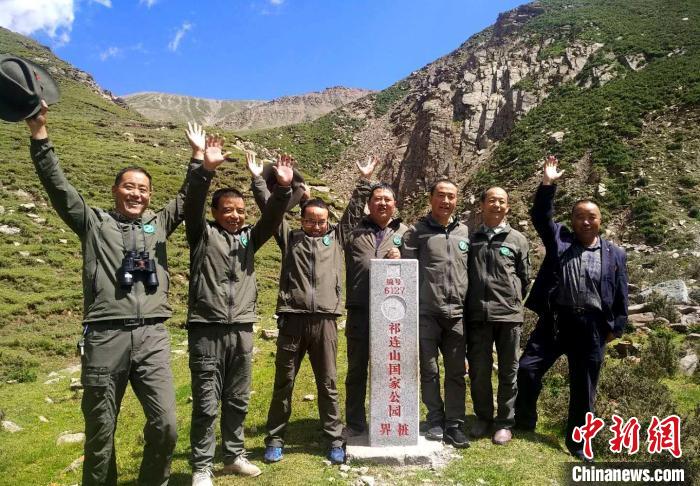 圖為管護(hù)員們難得的一次合影。受訪者供圖