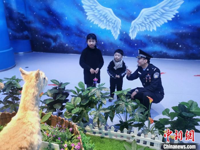 圖為森林警察為小朋友科普野生動(dòng)物保護(hù)知識(shí)?！∥乃碱?攝