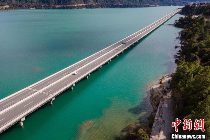 資料圖為西藏拉薩至林芝高等級公路多布湖風光?！〗w波 攝