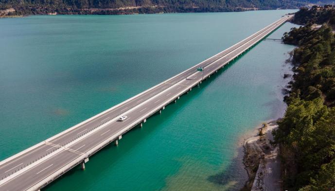 資料圖為西藏拉薩至林芝高等級公路多布湖風光?！〗w波 攝