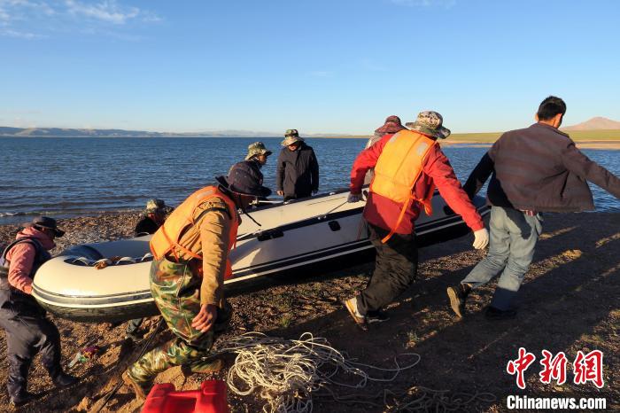 完成達(dá)則錯(cuò)科考任務(wù)，科考隊(duì)員抬充氣快艇上岸?！?lt;a target='_blank' ><p  align=