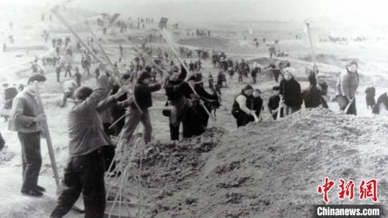 圖為開(kāi)山治水。(資料圖) 青海省水利廳 供圖