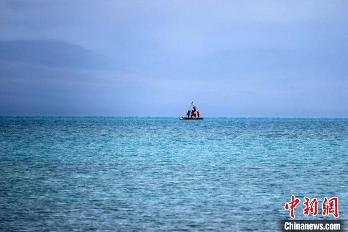 從岸邊營地以長焦鏡頭遠(yuǎn)眺，科考隊(duì)員在巴木錯(cuò)作業(yè)。　<a target='_blank' ><p  align=
