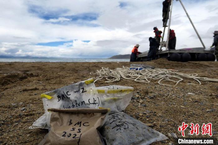 科考隊(duì)員從巴木錯(cuò)采集的科研樣品。　<a target='_blank' ><p  align=