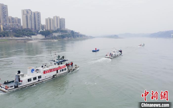 聯(lián)合巡江守護(hù)活動(dòng)現(xiàn)場(chǎng)?！〗部h融媒體中心 攝