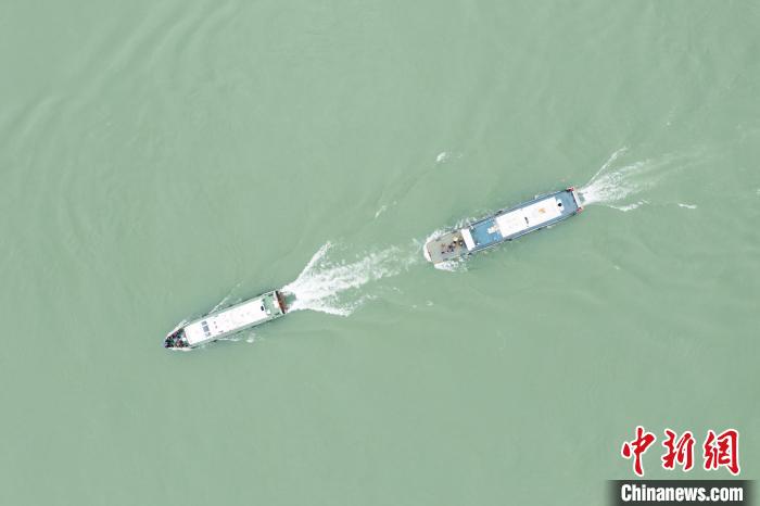 聯(lián)合巡江守護(hù)活動(dòng)現(xiàn)場(chǎng)?！〗部h融媒體中心 攝