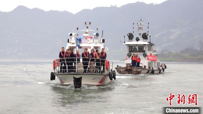 聯(lián)合巡江守護(hù)活動(dòng)現(xiàn)場(chǎng)?！〗部h融媒體中心 攝