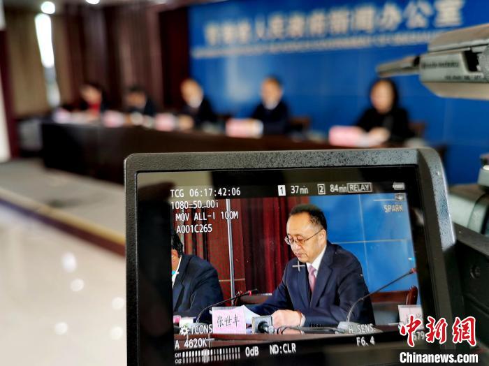 圖為青海省水利廳廳長張世豐參加新聞發(fā)布會(huì)?！?zhí)砀?攝