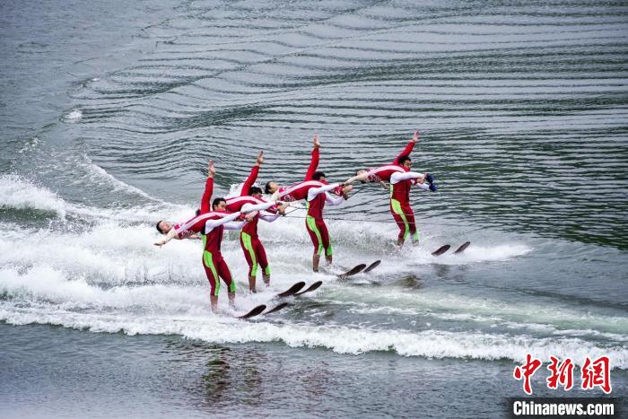 捕魚節(jié)上的水上表演?！≈鬓k方供圖