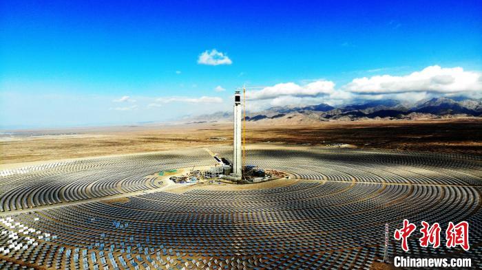 圖為德令哈光伏產(chǎn)業(yè)園。　孫睿 攝