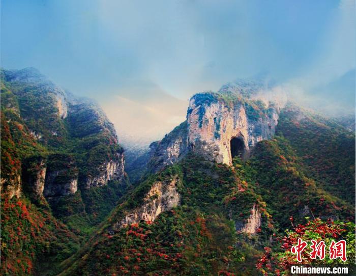 萬源魚泉地標?！≈炱桨?攝