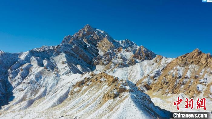 圖為山川被白雪覆蓋，與藍(lán)天相互呼映?！《继m縣融媒體中心供圖