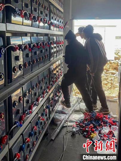 圖為微電網(wǎng)系統(tǒng)安裝調(diào)試現(xiàn)場(chǎng)?！O寶鶴 攝