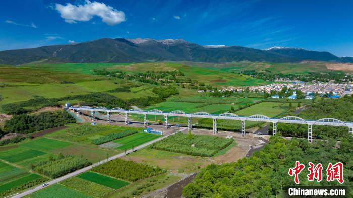 圖為引大濟湟西干渠的渡槽。(資料圖) 青海省水利廳 供圖