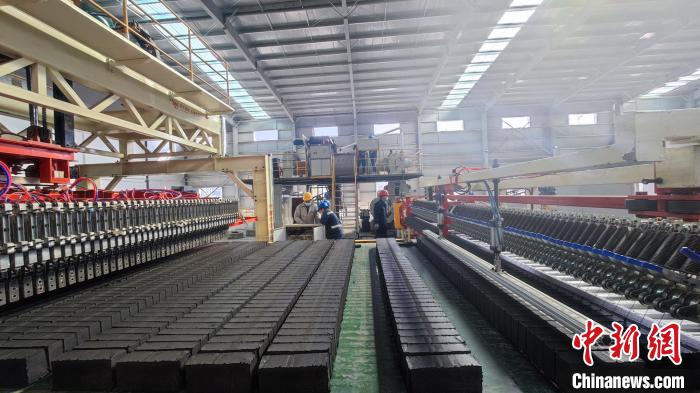 圖為張掖市宏能煤業(yè)有限公司煤矸石綜合利用項目現(xiàn)場。(資料圖) 錢大偉 攝