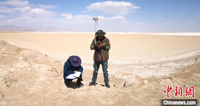 圖為鹽湖礦產(chǎn)資源國(guó)情調(diào)查。(資料圖) 柴綜院 供圖