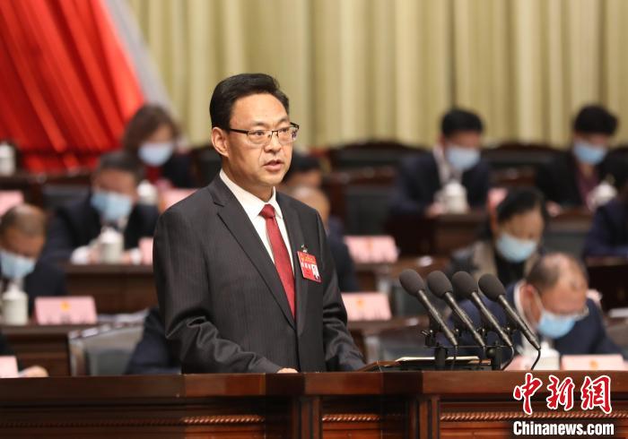 圖為青海省西寧市人民政府代市長石建平作政府工作報告?！∑钤鲚?攝