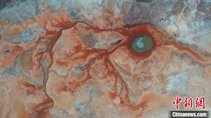 圖為海西州境內(nèi)的“網(wǎng)紅”景點(diǎn)“惡魔之眼”?！≮w凜松 攝