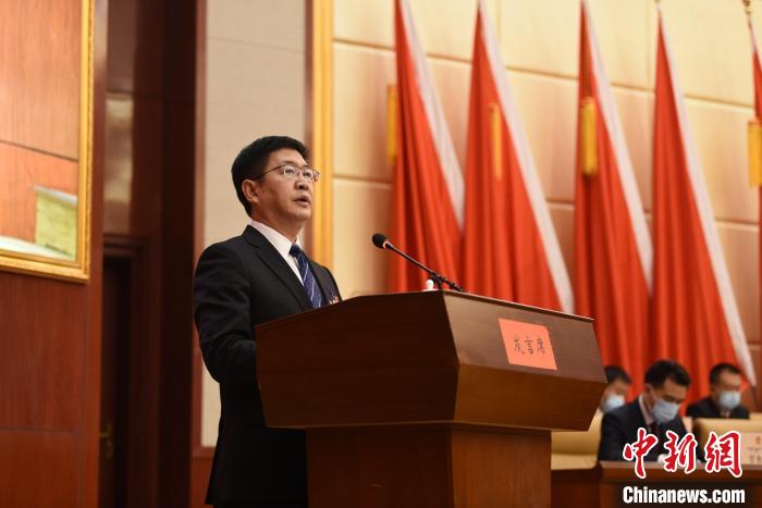 圖為青海省果洛州人民政府州長葉萬彬作政府工作報告。　　多杰昂秀 攝