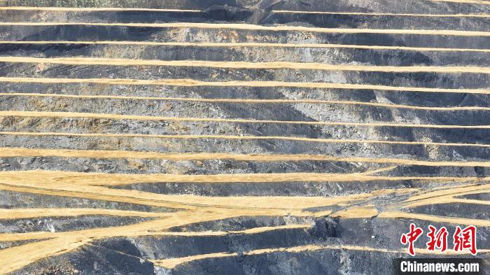 航拍圖為青海省海西蒙古族藏族自治州天峻縣木里礦區(qū)?！●R銘言 攝