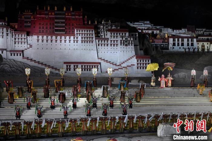 3月17日，西藏拉薩，《文成公主》大型史詩(shī)劇演出現(xiàn)場(chǎng)?！±盍?攝