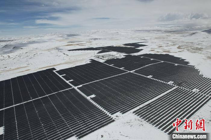 圖為航拍雪后光伏電站。資料圖 姜佳保供圖