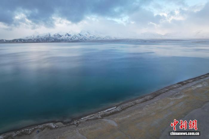 航拍西藏阿里美馬錯：天地共繪高原藍(lán)