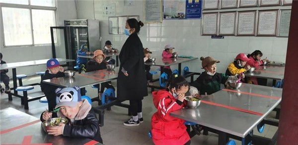 圖片默認(rèn)標(biāo)題_fororder_3、錯峰就餐的學(xué)生們-攝影-左斌