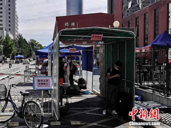 中國科學(xué)院大學(xué)校門外，豎立著“家長止步”的提示牌。 中新網(wǎng) 張尼 攝