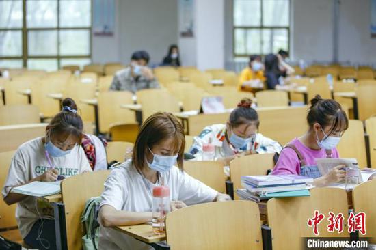 資料圖：學(xué)生在圖書館自習(xí)室內(nèi)學(xué)習(xí)?！⑾A 攝