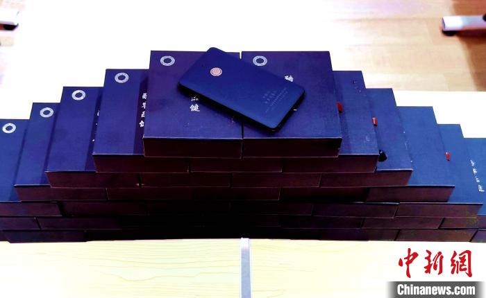 圖為西藏高山文化發(fā)展基金會向聶榮縣完全小學捐助的“電子健康體檢儀”?！∮谫e 攝