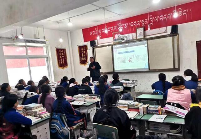 學(xué)生在免費(fèi)輔導(dǎo)班上課?！∧岈敵?攝