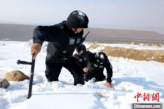 圖為扎西堅參與隊友在巡邏途中?！≡鲌詤⒐﹫D