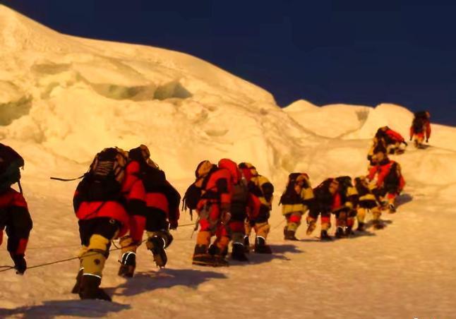 圖為奧運(yùn)火炬護(hù)送員攀登珠峰(資料圖) 扎西堅參供圖