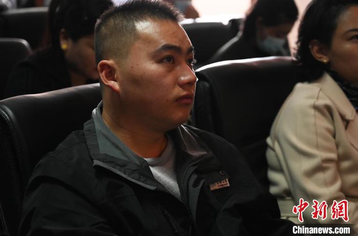 圖為企業(yè)工作人員參加講座。　趙朗 攝