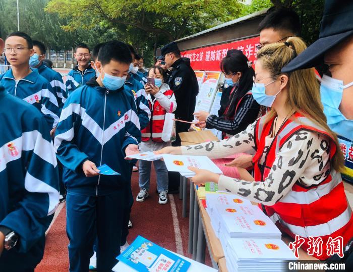 圖為西寧市法制宣傳進(jìn)校園?！∥鲗幨谐俏鲄^(qū)供圖