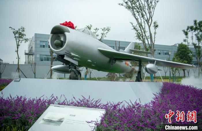 園林式戰(zhàn)斗機(jī)博物館內(nèi)展示的“殲5甲”飛機(jī)。　劉忠俊 攝
