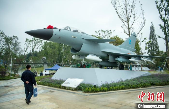 園林式戰(zhàn)斗機(jī)博物館內(nèi)展示的“殲10C”飛機(jī)?！⒅铱?攝