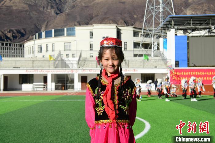 圖為加查縣安繞鎮(zhèn)小學(xué)回族學(xué)生馬萍?！∝暩聛?lái)松 攝