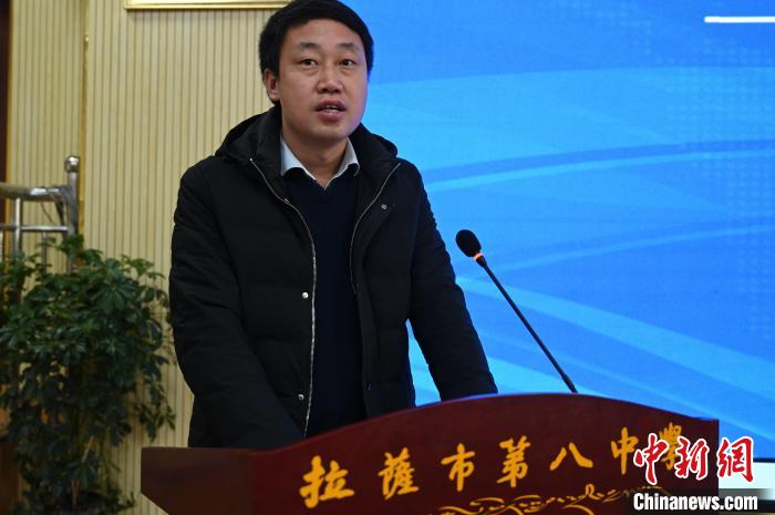 圖為城關(guān)區(qū)委副書記、區(qū)委教育工作領(lǐng)導(dǎo)小組組長汪鋒致辭?！≮w朗 攝