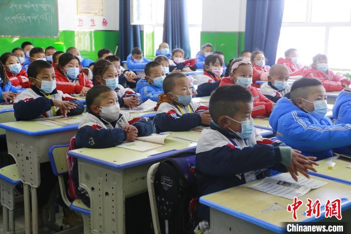 圖為學生學習七步洗手法?!●R銘言 攝